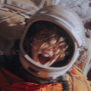 王馨瑶奶头走光露两点
