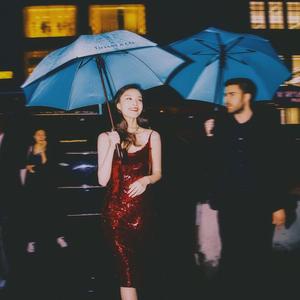 王馨瑶奶头走光露两点
